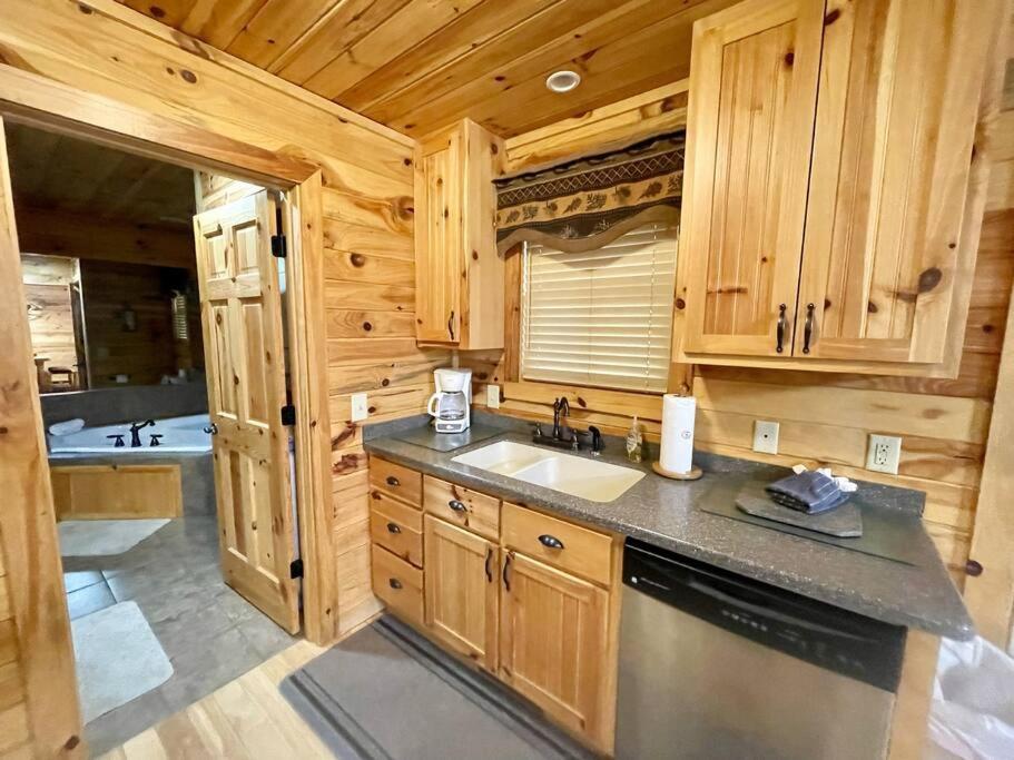2 Bed Cabin Hot Tub Close To Helen #16 Экстерьер фото