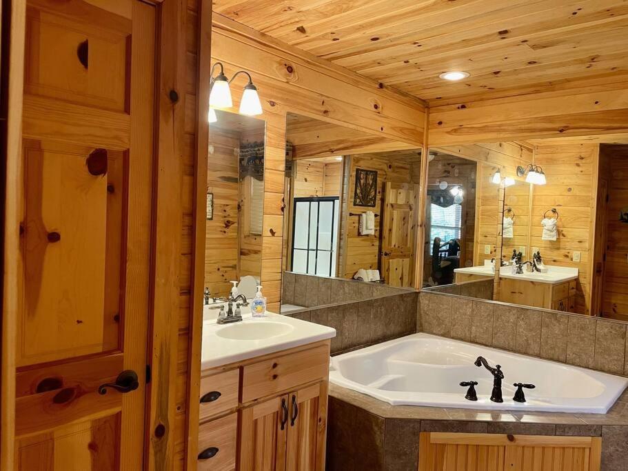 2 Bed Cabin Hot Tub Close To Helen #16 Экстерьер фото